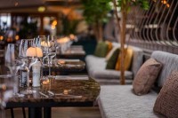 Jeden Morgen wird ein umfangreiches Frühstücksbuffet mit einer Auswahl an warmen und kalten Speisen im ruhigen Restaurant serviert